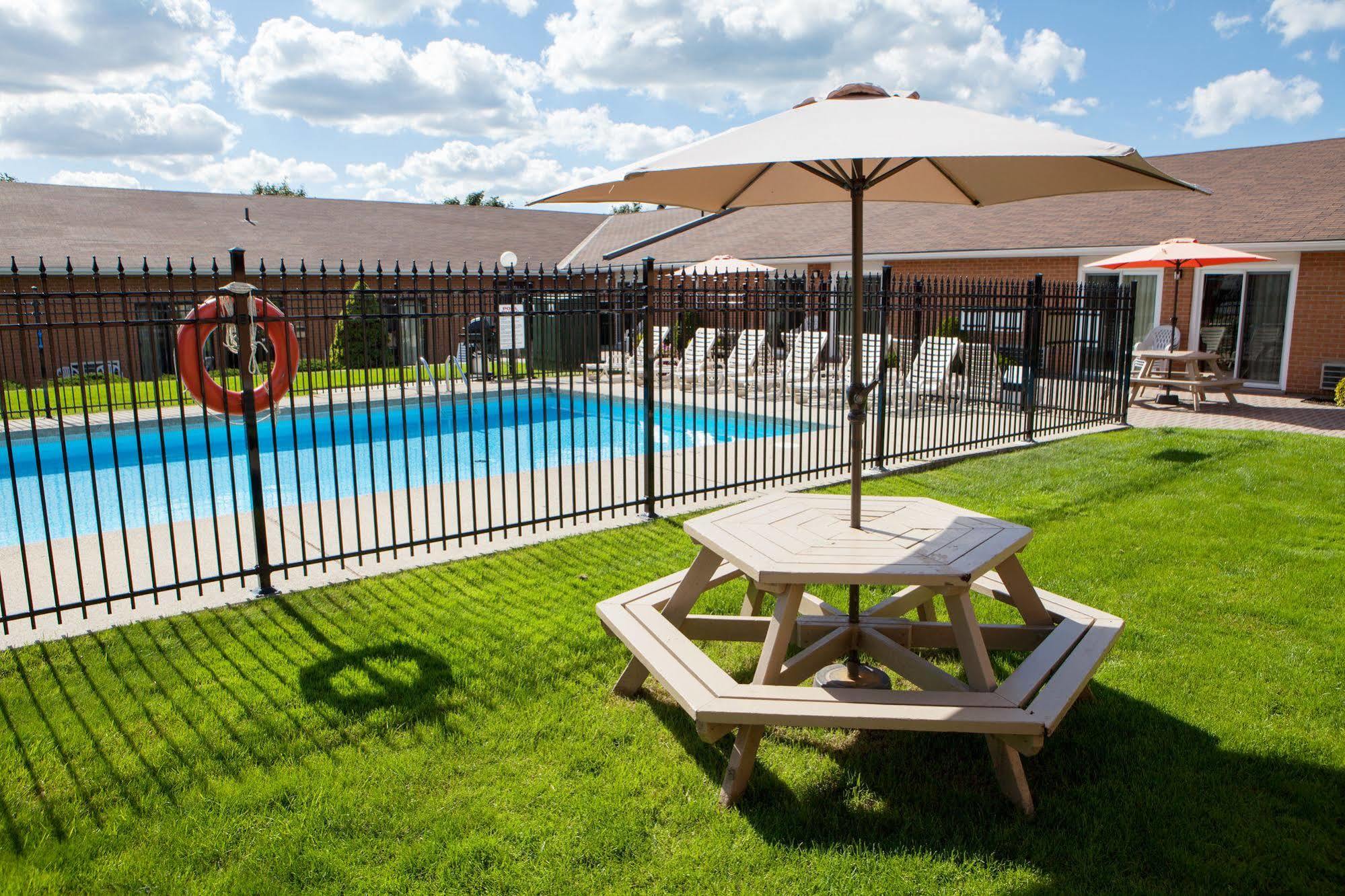Super 8 By Wyndham Port Elgin Hotel Exterior photo